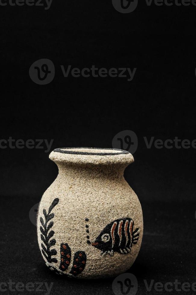 vase en porcelaine sur fond noir photo