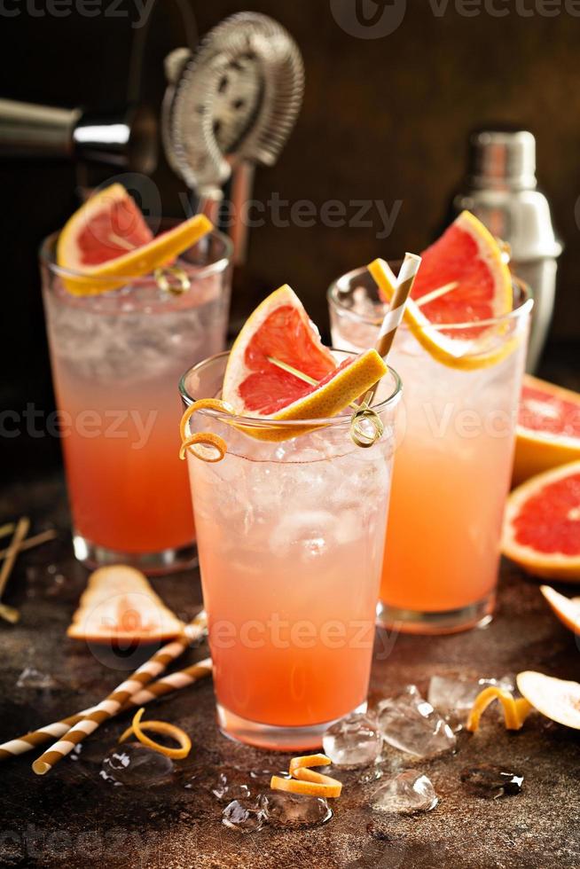 cocktail de pamplemousse dans de grands verres photo