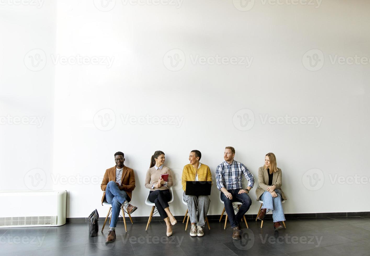 groupe de personnes ennuyées attendant l'entretien d'embauche photo