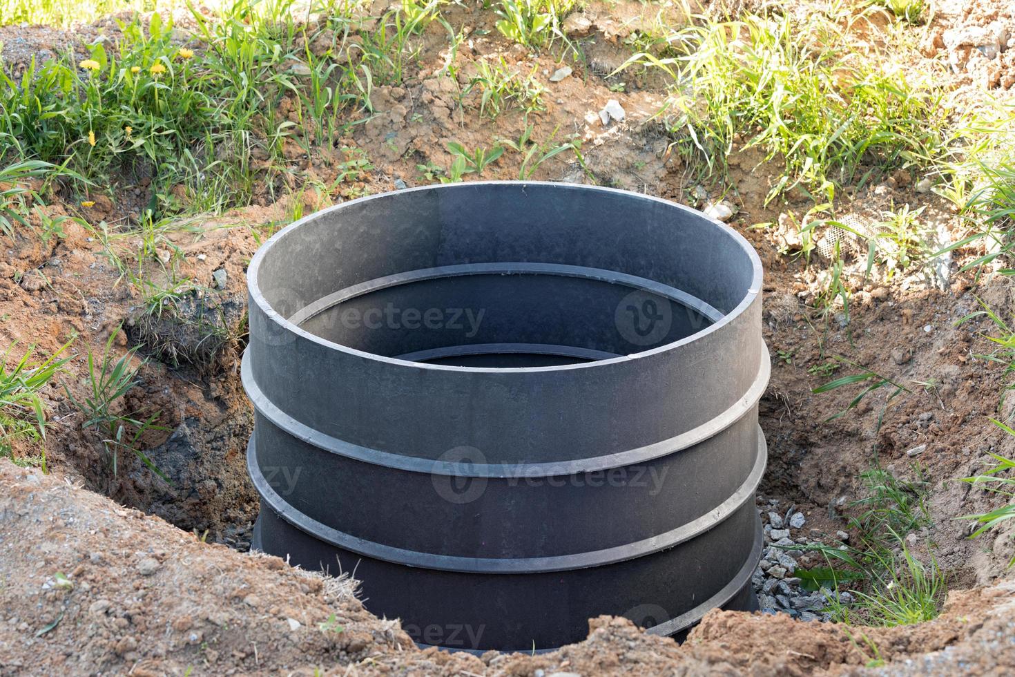 installation d'un réservoir souterrain pour le système d'égouts photo