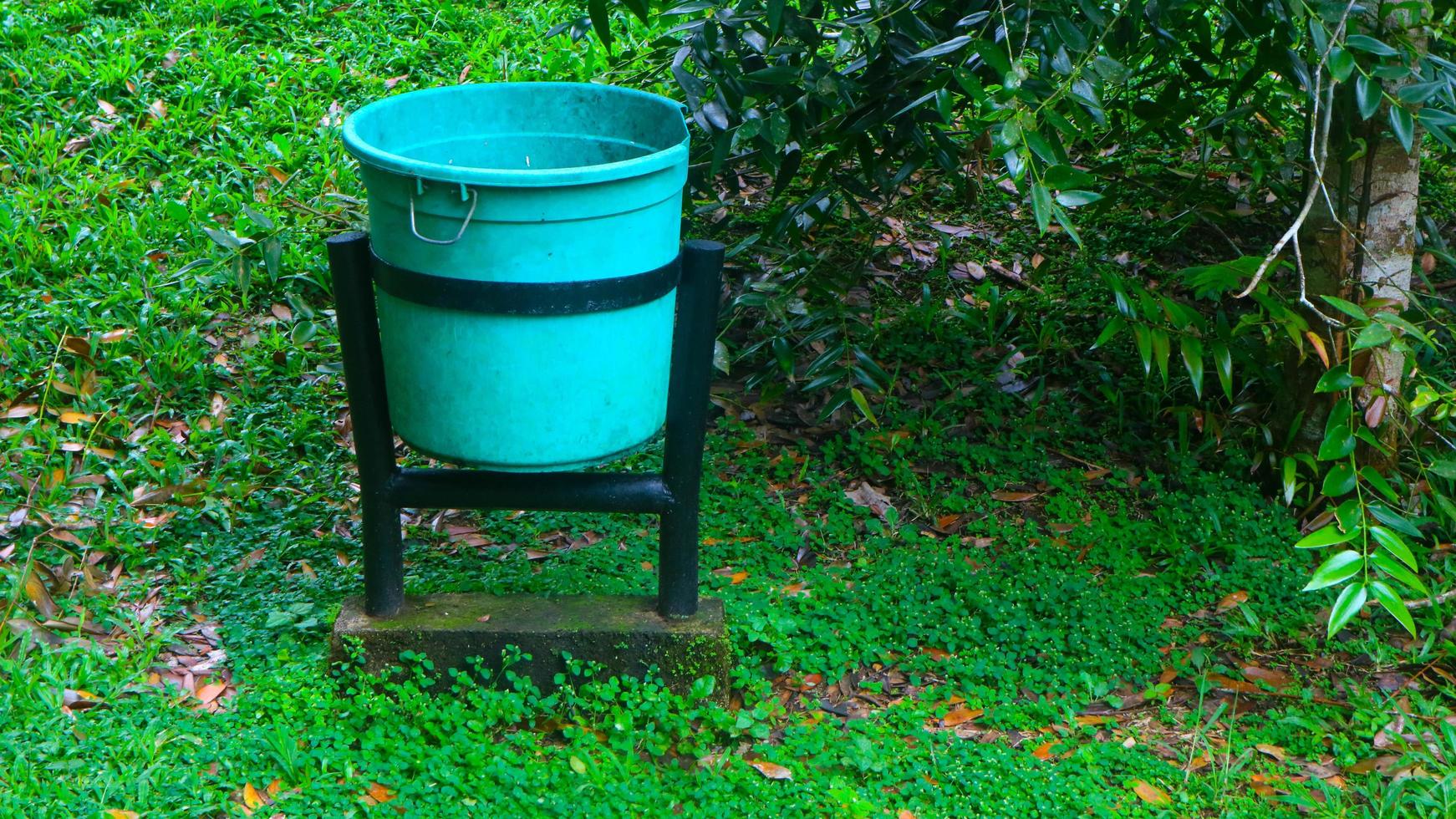 poubelle verte dans un lieu touristique photo