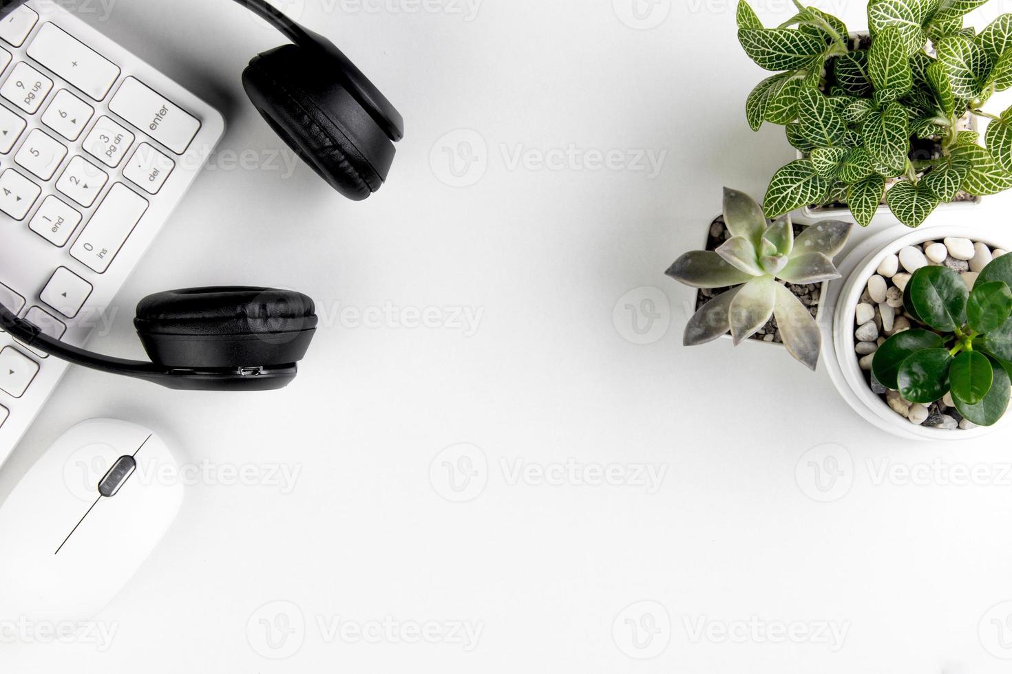 vue de dessus du bureau blanc moderne avec clavier d'ordinateur, page de cahier vierge et autres équipements sur fond blanc. concept d'espace de travail, style de gestion de l'espace de travail, espace de conception d'entreprise avec copie photo