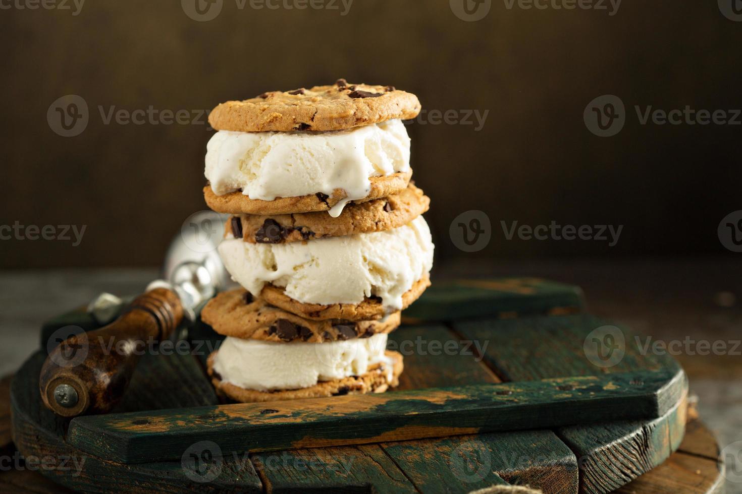 sandwichs à la crème glacée faits maison avec des biscuits aux pépites de chocolat photo