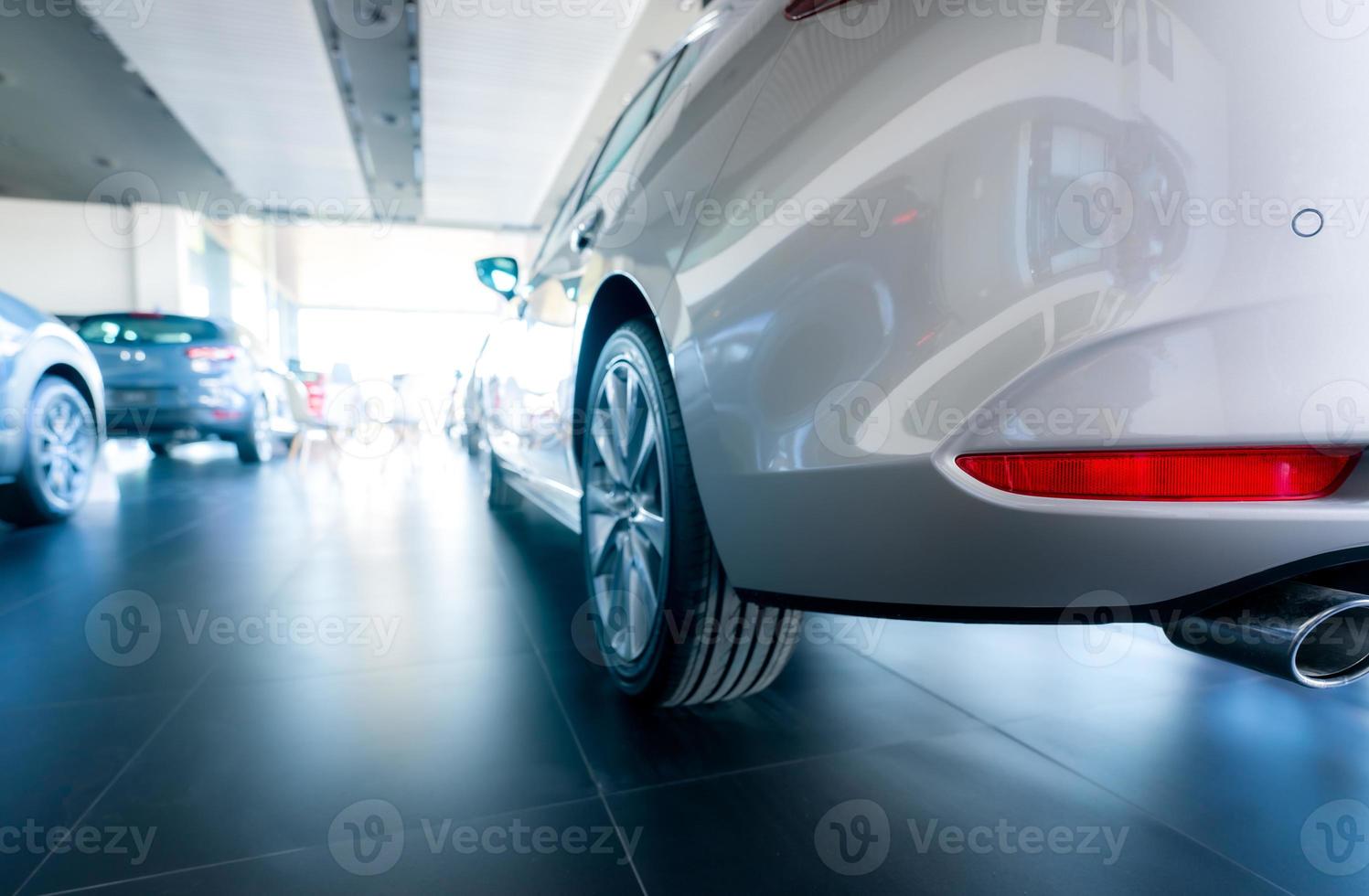 voiture rétroviseur garée dans une salle d'exposition de luxe. bureau du concessionnaire automobile. nouvelle voiture garée dans une salle d'exposition moderne. voiture à vendre et à louer concept d'entreprise. concept de location et d'assurance automobile. pénurie de puces. photo