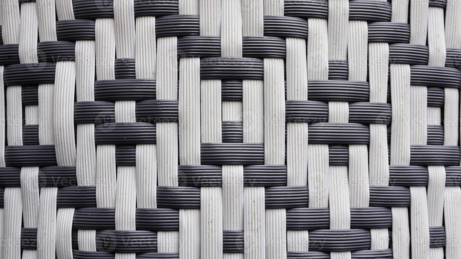 matériau en rotin synthétique tricoté avec une texture traditionnelle en noir et blanc pour le papier peint et l'arrière-plan. photo