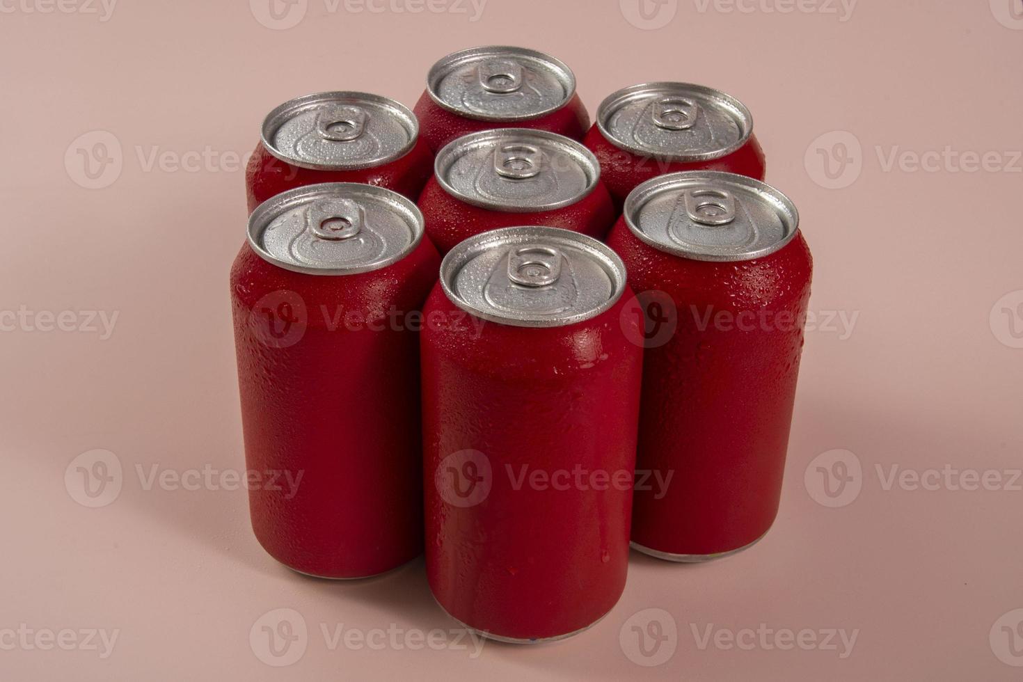 canettes de soda rouges froides à usage conceptuel photo