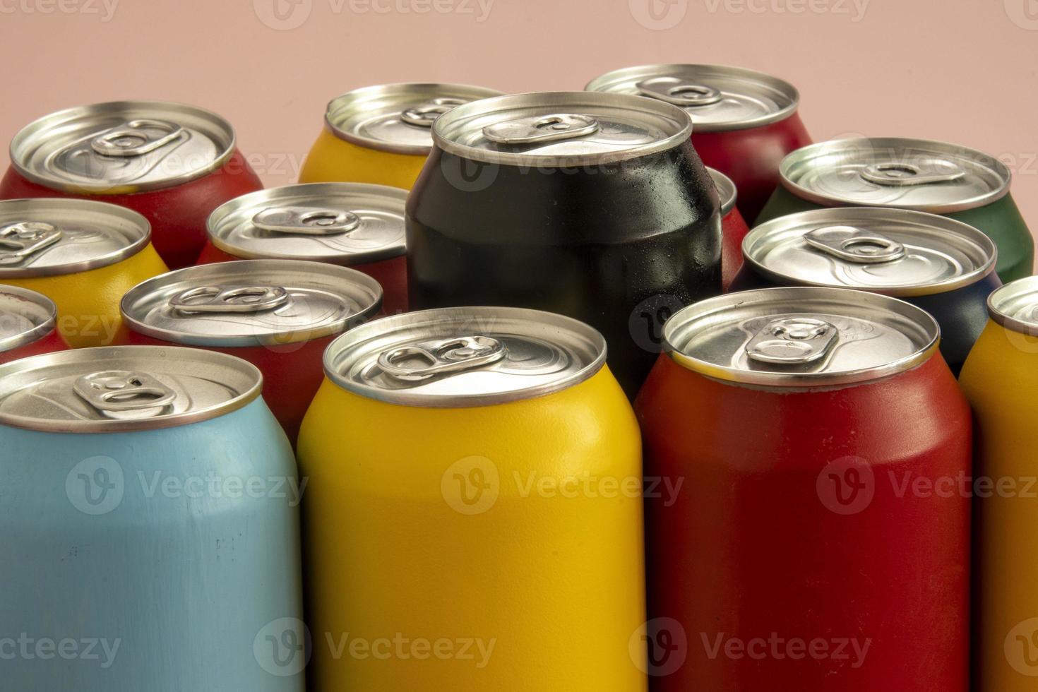 canettes de soda à usage conceptuel représentant celle de l'apport calorique et de l'obésité avec une canette noire qui sort du milieu photo