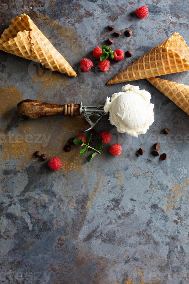 boule de glace à la vanille dans une cuillère photo