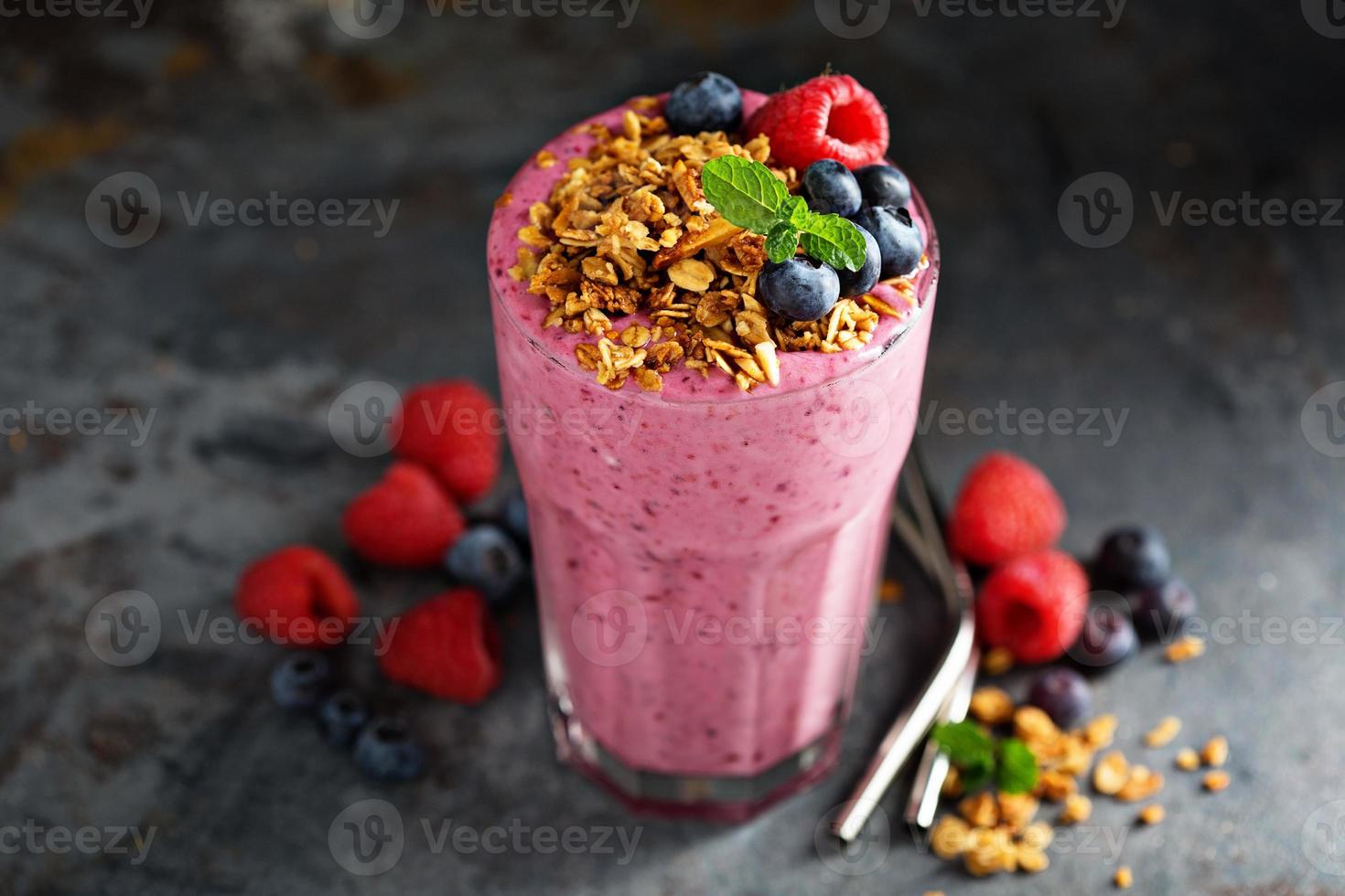 smoothie aux baies dans un grand verre photo