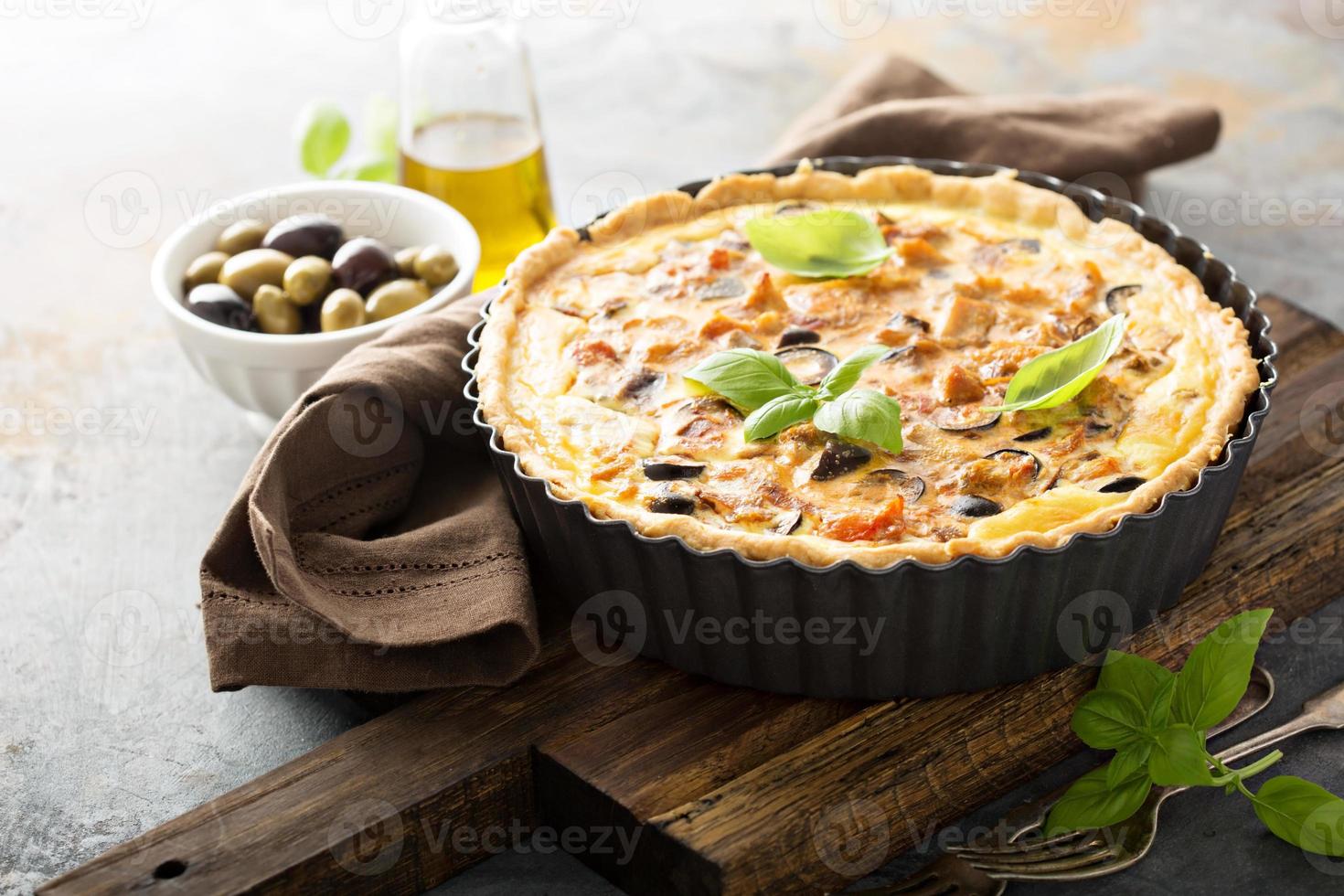 quiche aux aubergines, poulet et olives photo