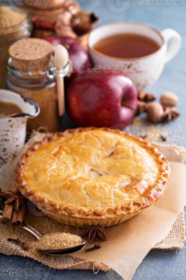 tarte aux pommes au sirop de caramel et à la cannelle photo