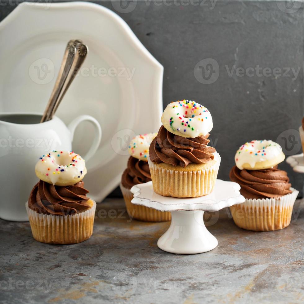 cupcakes avec glaçage au chocolat et petits beignets photo