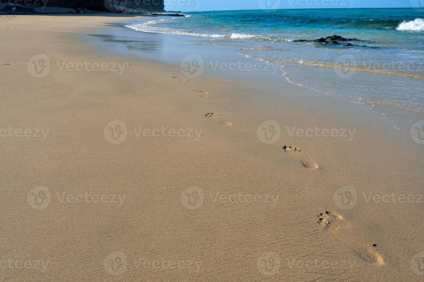 plage de sable abandonnée photo