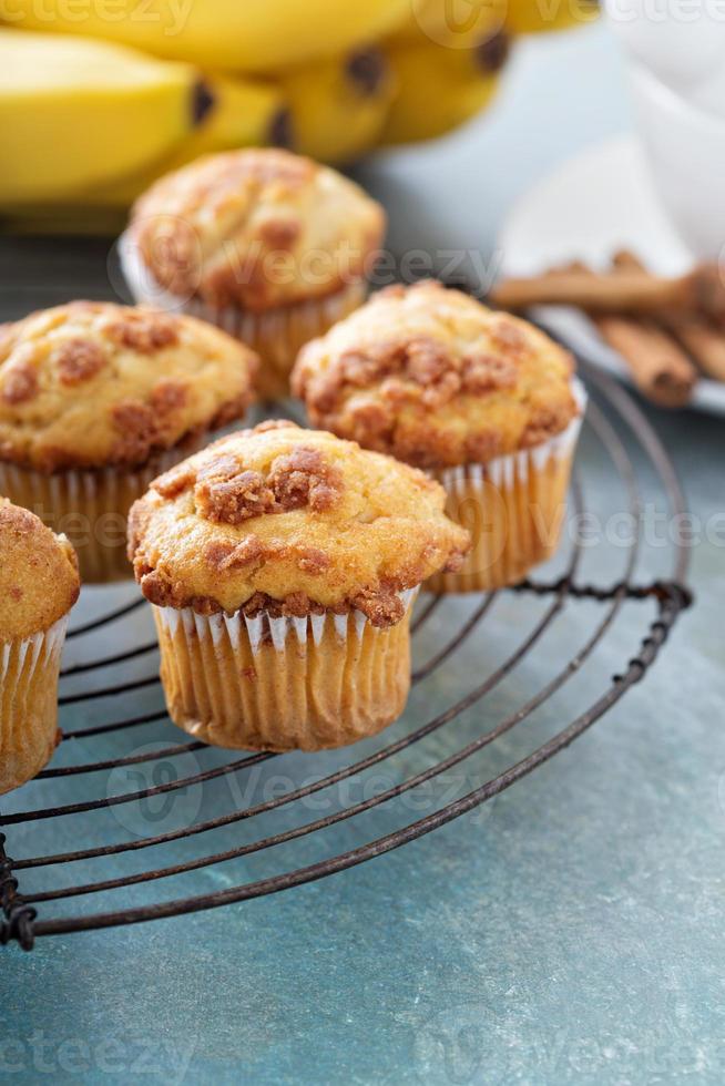 muffins aux bananes sur une grille de refroidissement photo