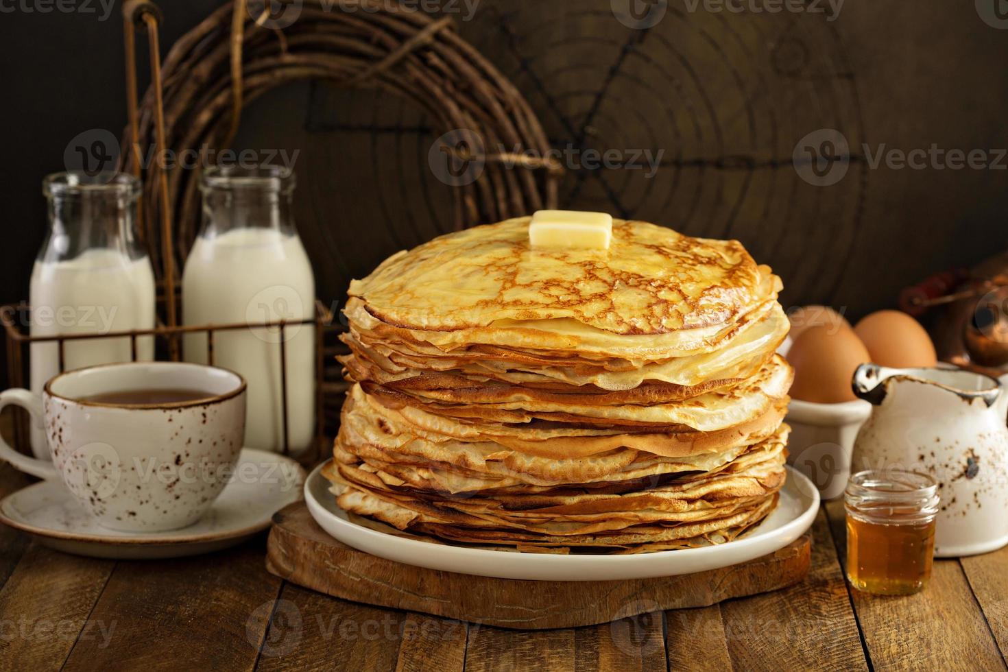 grosse pile de crêpes maison ou crêpes fines photo