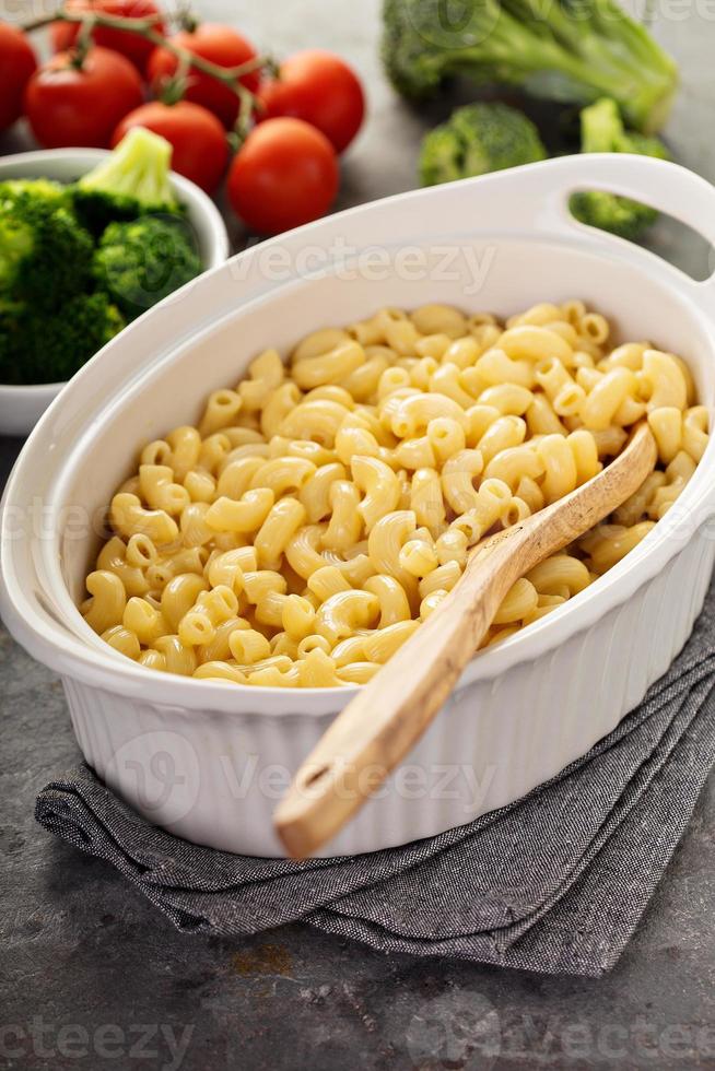 macaroni et fromage dans un plat allant au four photo