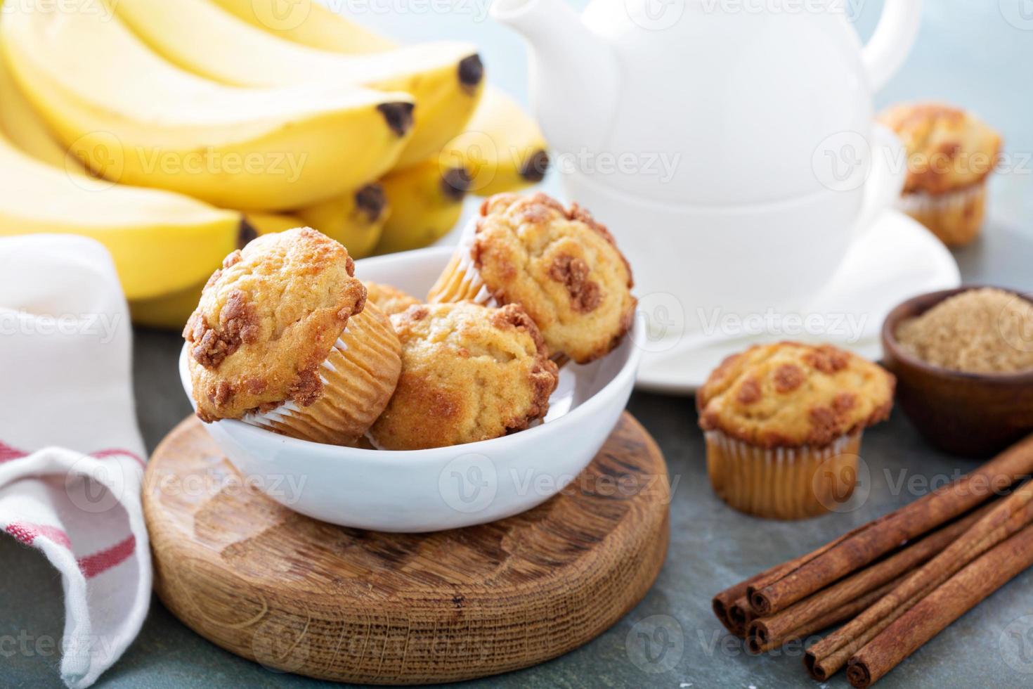 muffins aux bananes sur une grille de refroidissement photo