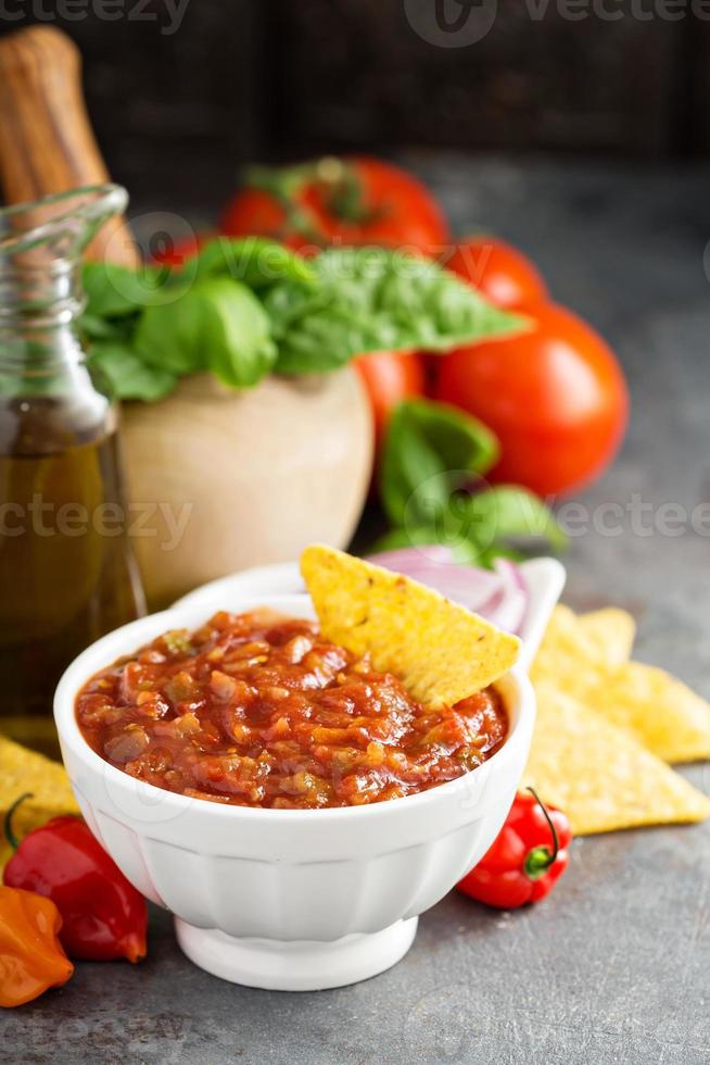 salsa de tomates épicée maison avec légumes et huile d'olive photo