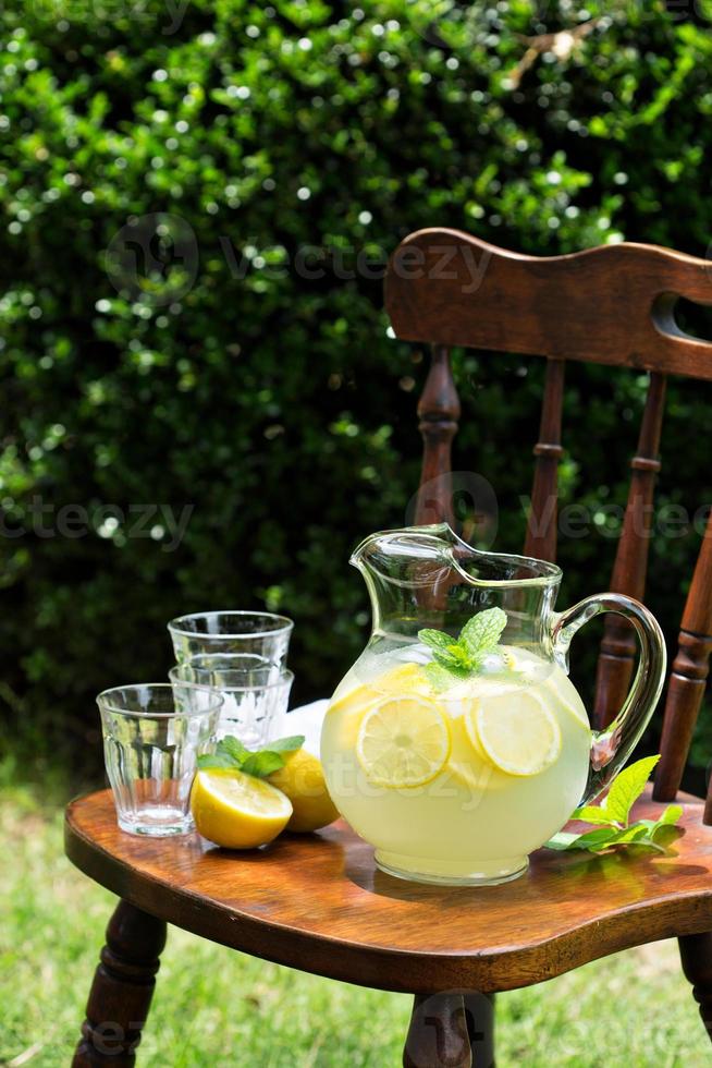 limonade traditionnelle en pichet photo