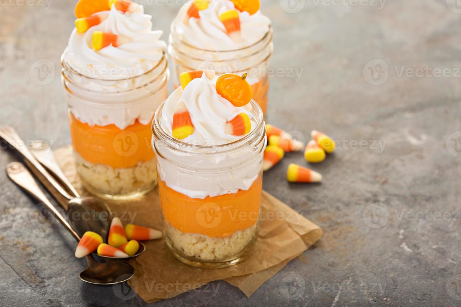 dessert d'halloween dans un pot parfait de bonbons au maïs en couches photo