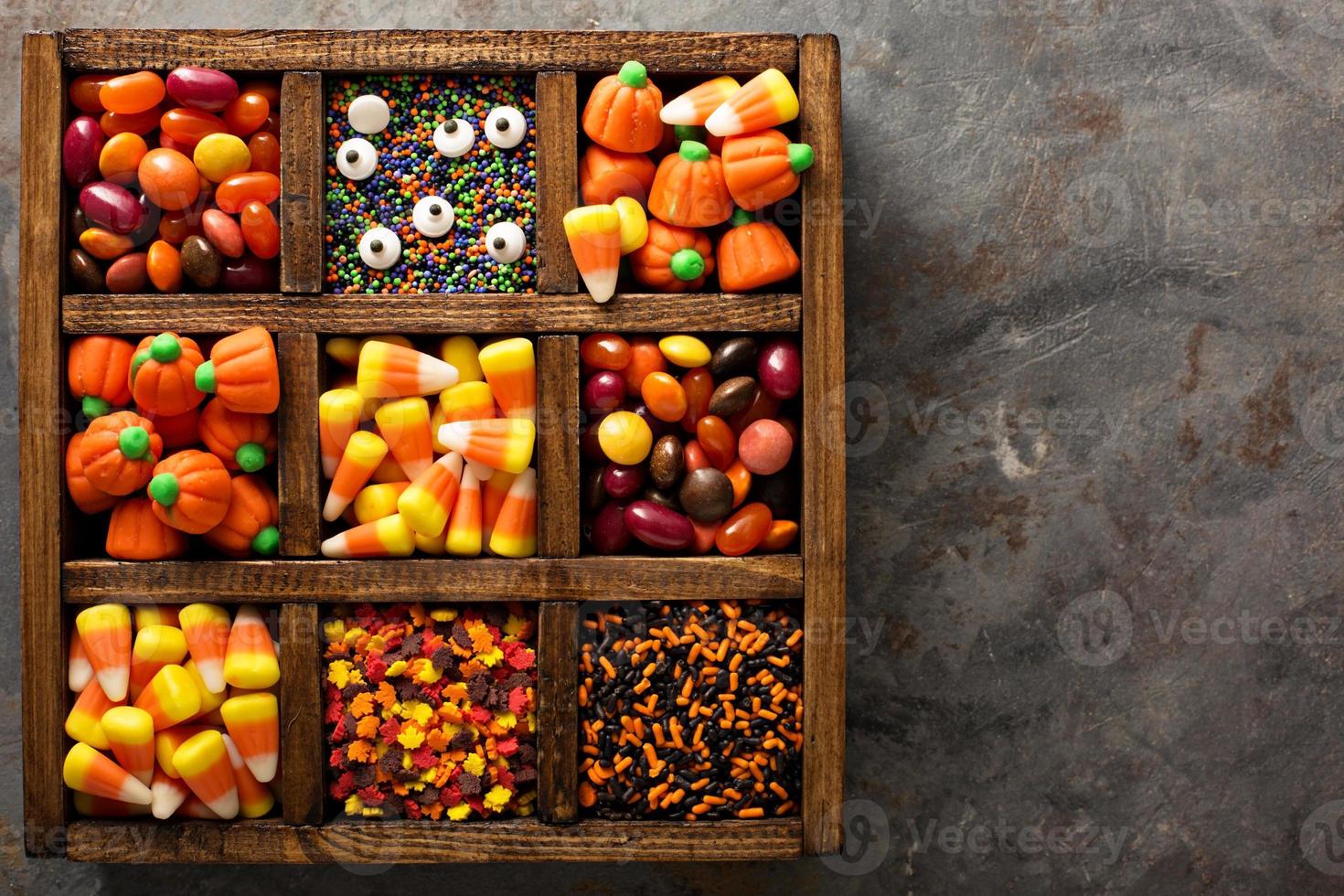 bonbons et pépites d'halloween dans une boîte en bois photo