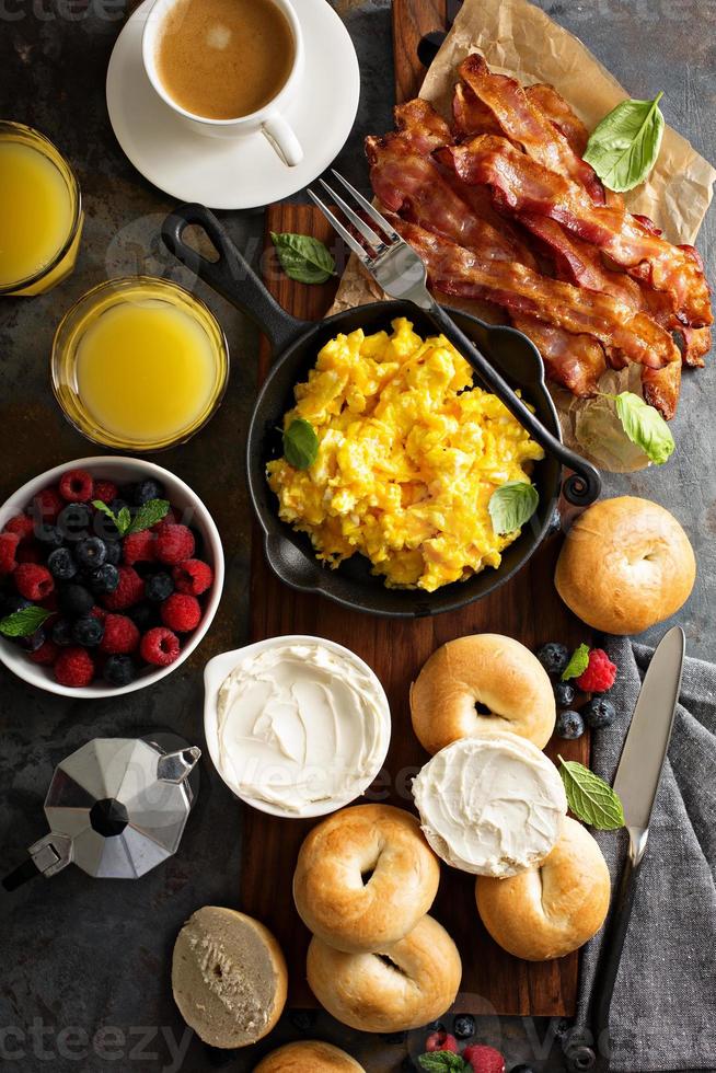 petit déjeuner copieux avec bacon et œufs brouillés photo