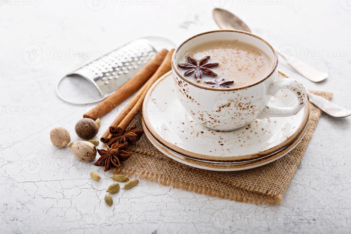 thé chai chaud aux épices d'hiver photo