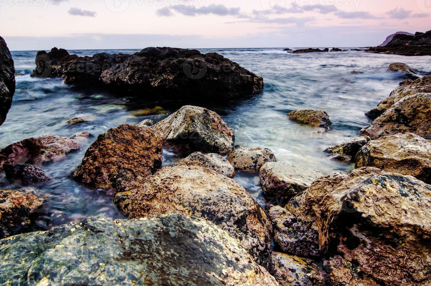 beaux rochers au bord de la mer photo