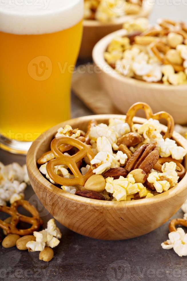 mélange montagnard ou collation maison avec maïs soufflé, bretzels et noix avec de la bière photo