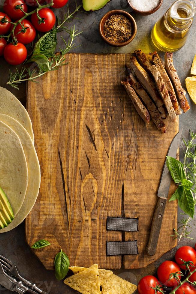 faire des tacos avec un steak grillé photo