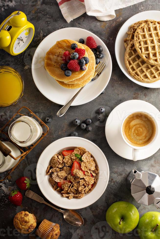 petit déjeuner sain avec céréales et gaufres photo