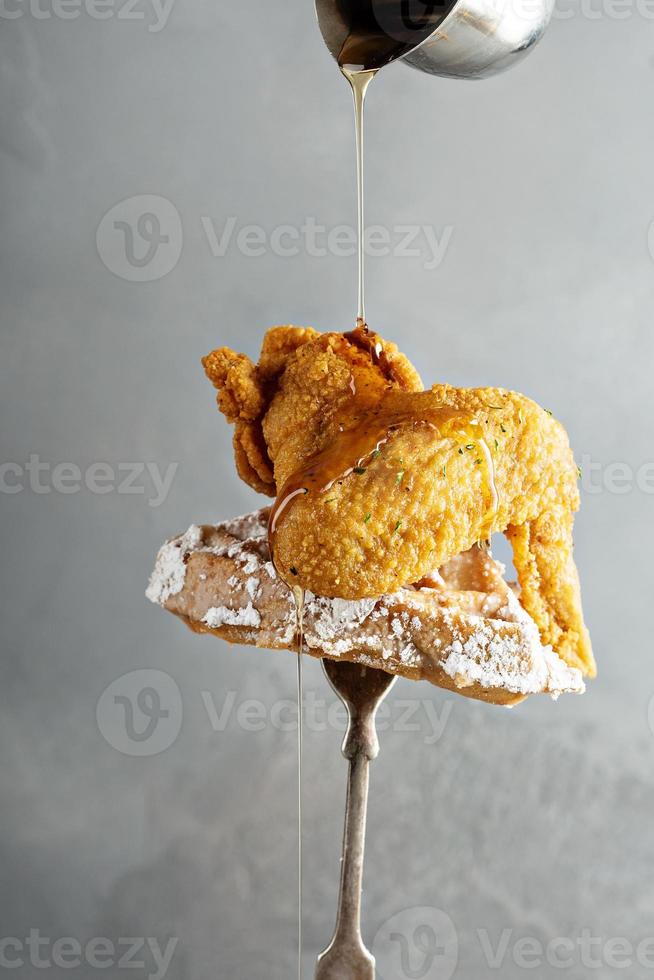 aile de poulet frit avec une gaufre photo