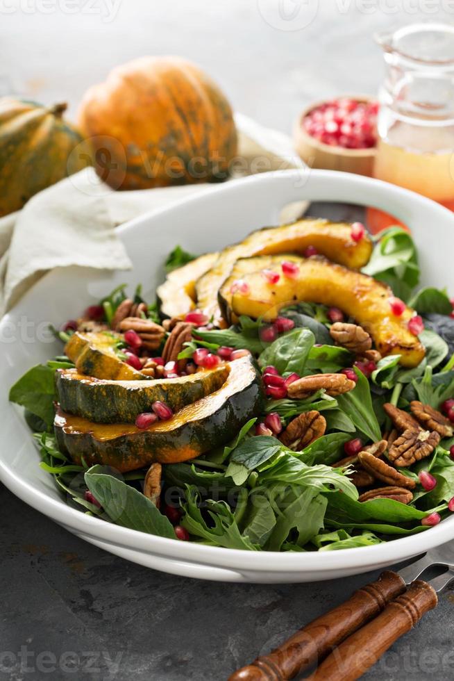 salade d'automne avec légumes verts et courge poivrée photo