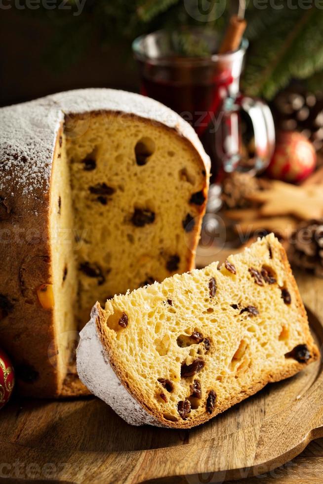 panettone de noël traditionnel aux fruits secs photo