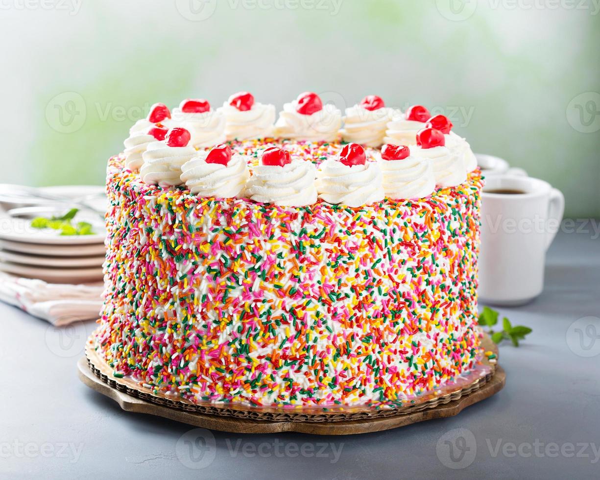 gâteau d'anniversaire couvert de vermicelles photo