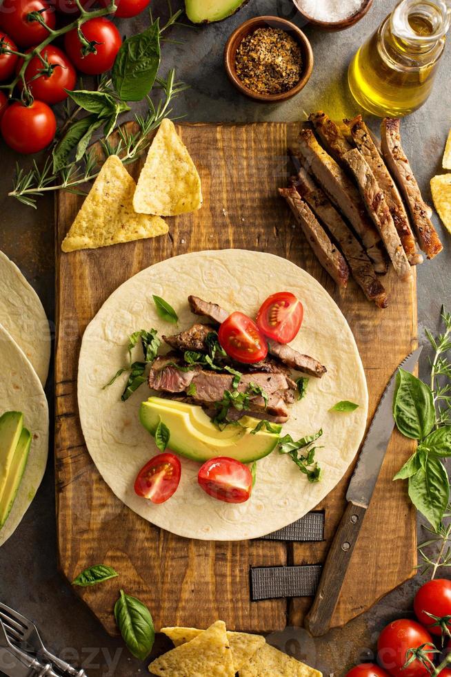 faire des tacos avec un steak grillé photo