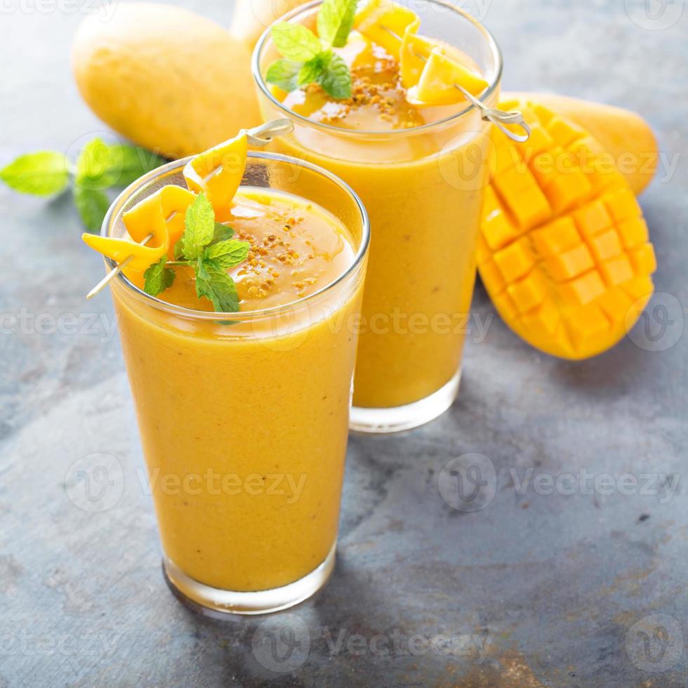 smoothie à la mangue dans de grands verres photo