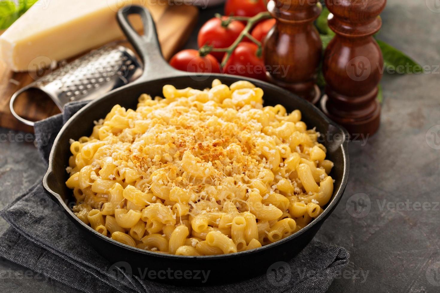 macaroni au fromage dans une poêle en fonte photo