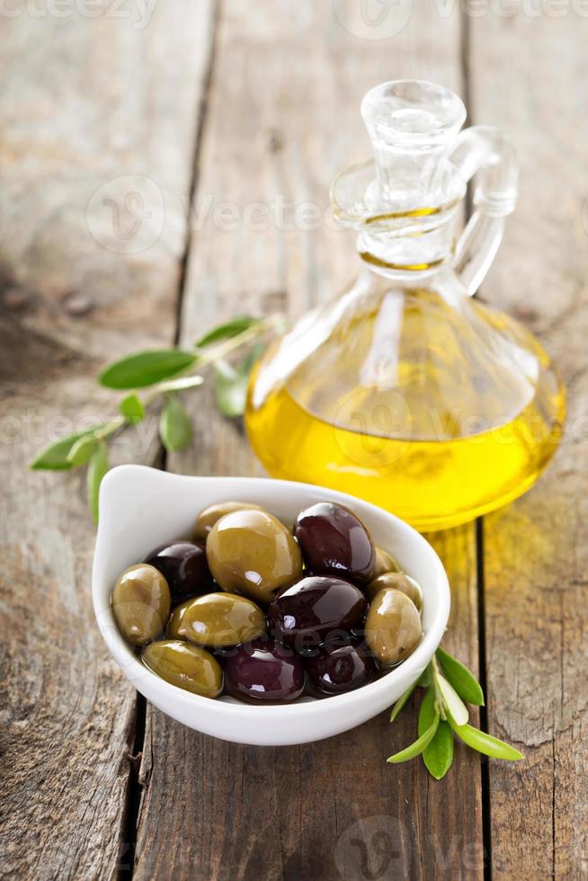huile d'olive en bouteille vintage photo