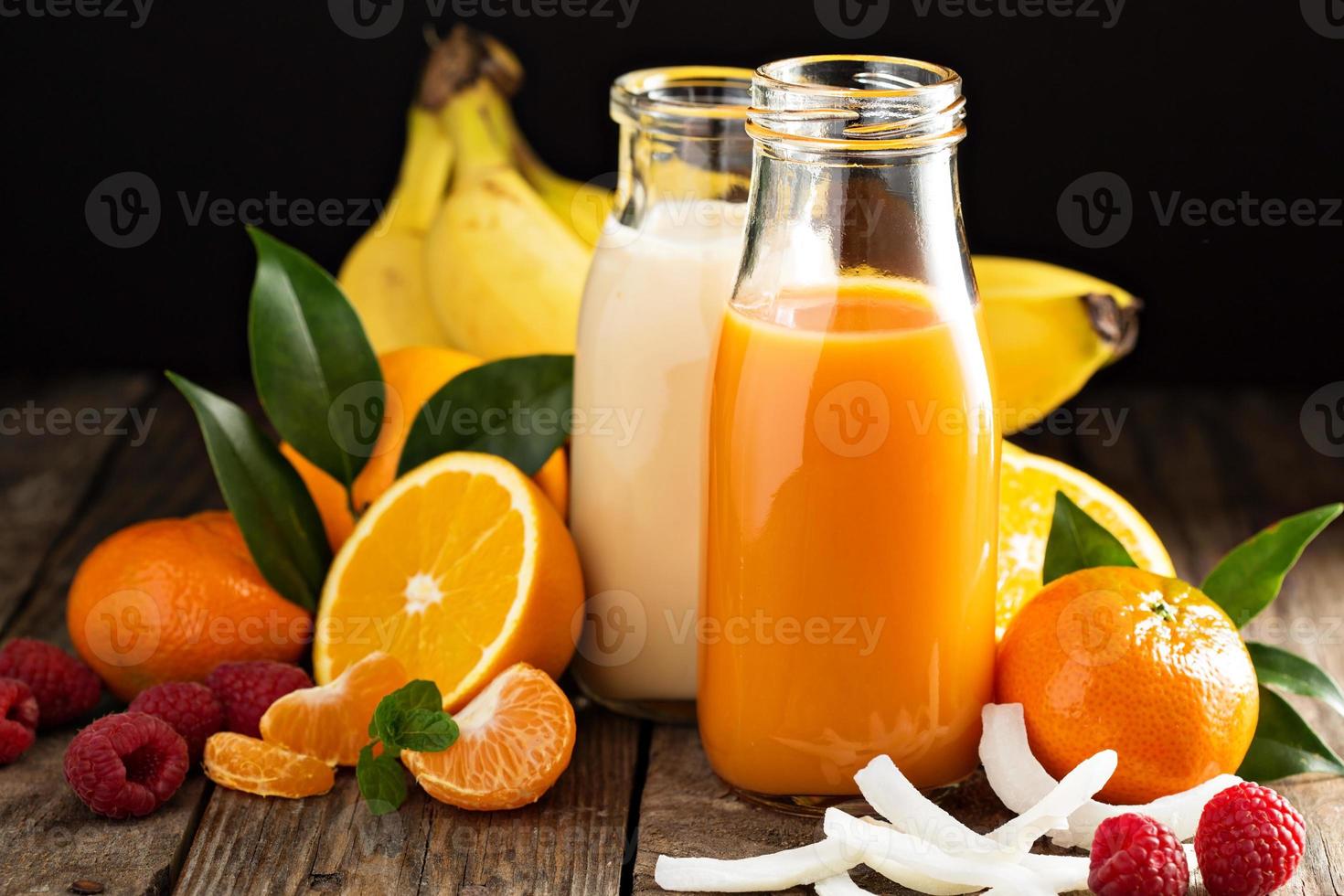 jus frais de carotte, d'orange et de noix de coco photo