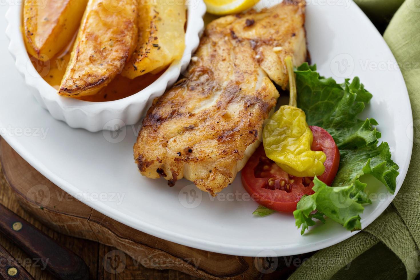 poisson grillé avec pommes de terre rôties photo