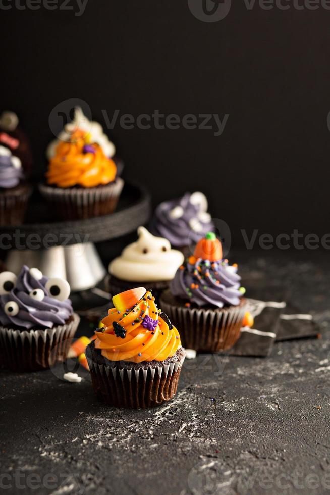 cupcakes d'halloween avec des décorations photo