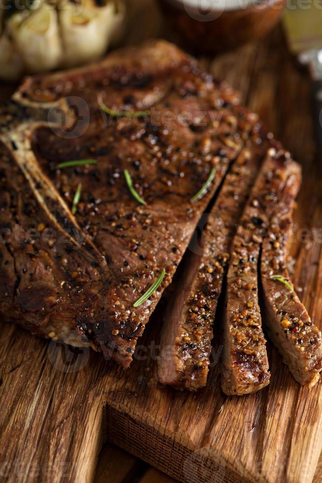 steak de boeuf cuit sur un grill photo