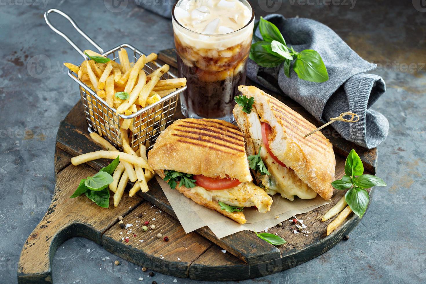 sandwich panini au poulet et fromage photo