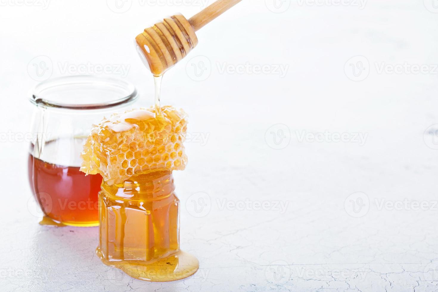 pot de miel et nid d'abeille photo