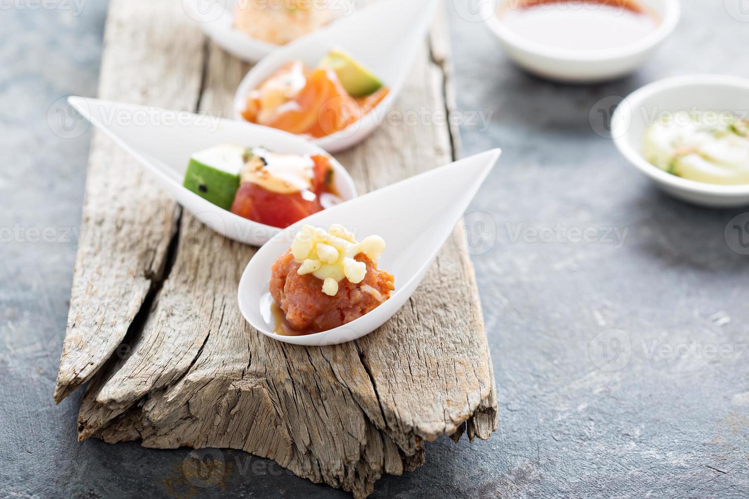 apéritifs de la taille d'une bouchée de sushi photo