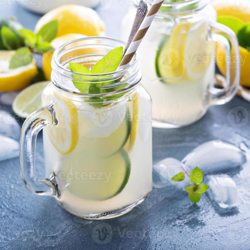 limonade aux agrumes frais dans des bocaux Mason photo