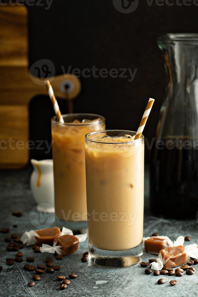 café glacé infusé à froid dans de grands verres photo