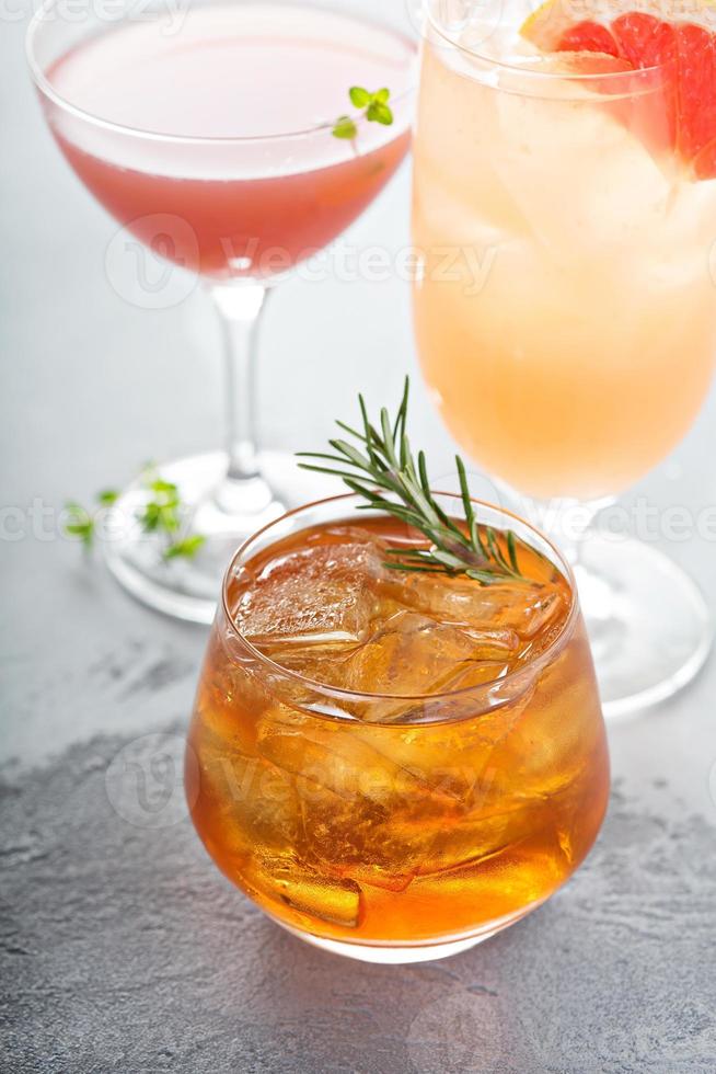 variété de cocktails d'agrumes sur une surface grise photo