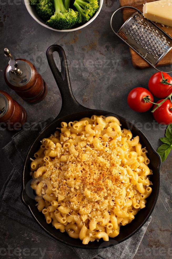 macaroni au fromage dans une poêle en fonte photo